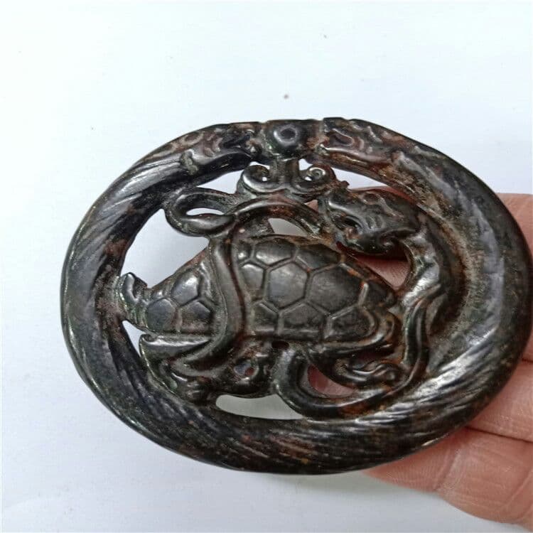 石四大神獣、青龍、朱雀、玄武、白虎の両面に玉璧が彫られています。