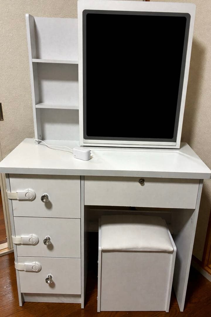 ホワイトドレッサー LEDライト付き　未開封