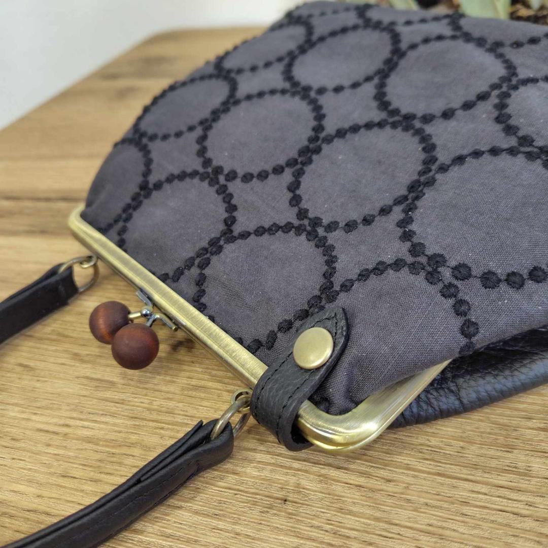 ミナペルホネン/2025tambourineタンバリンチャコール/木玉がま口ショ