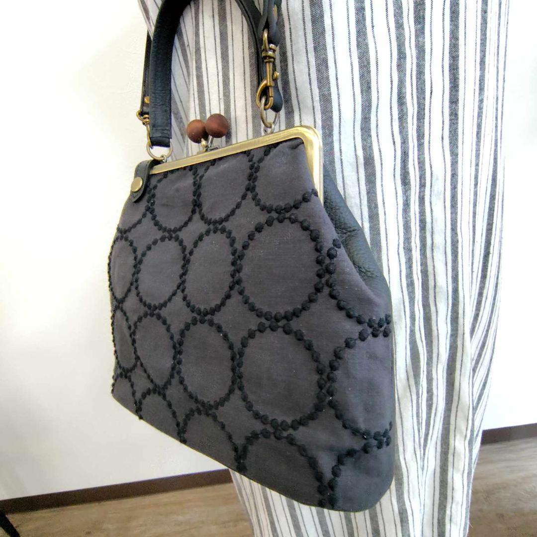 ミナペルホネン/2025tambourineタンバリンチャコール/木玉がま口ショ