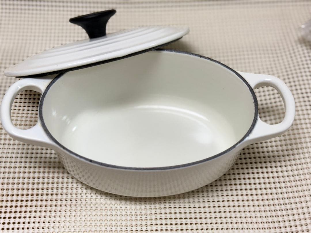 ル・クルーゼ　Le Creuset ココット・オーバル　17cm ホワイト