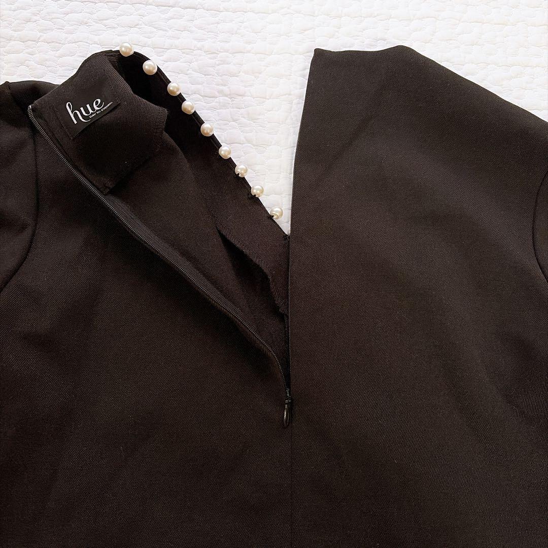 hue DAY TO EVENING ワンサイドパール ペプラムブラウス