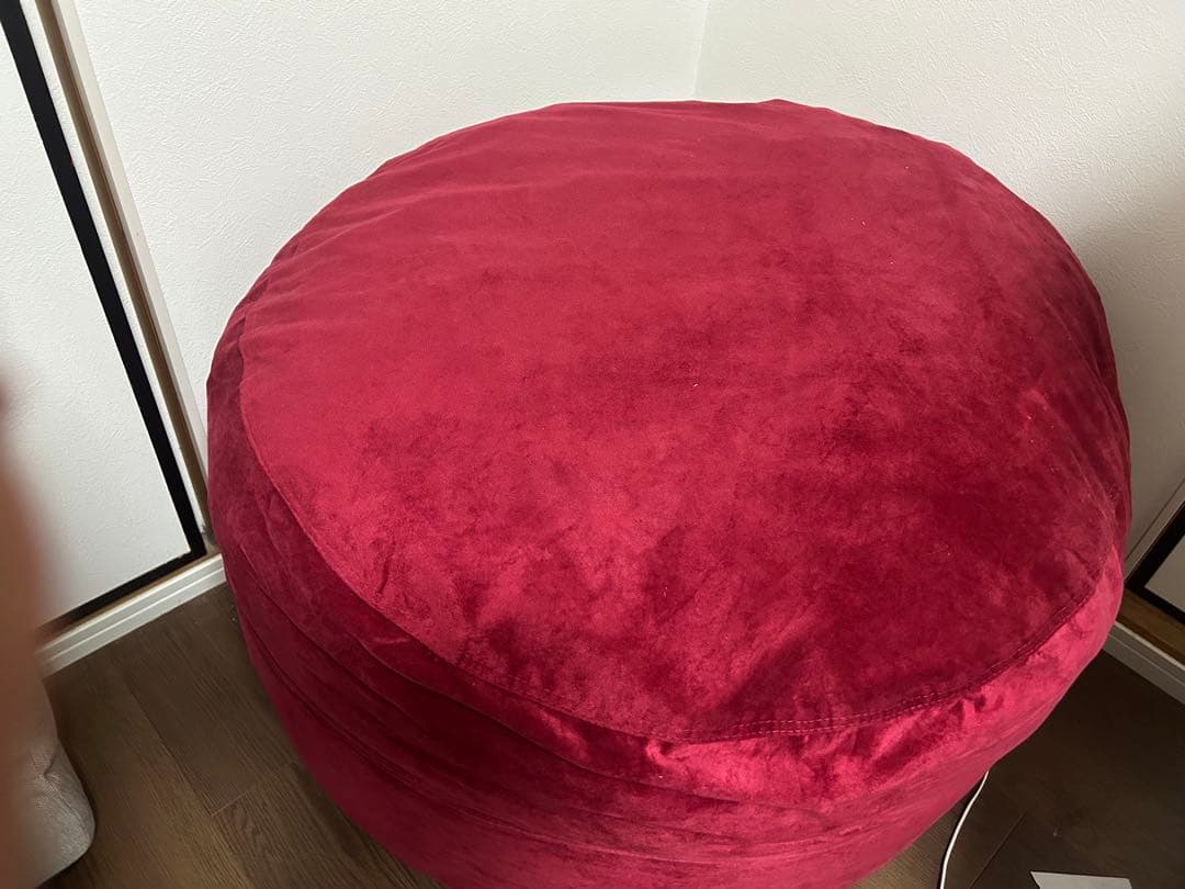 赤い円形クッション