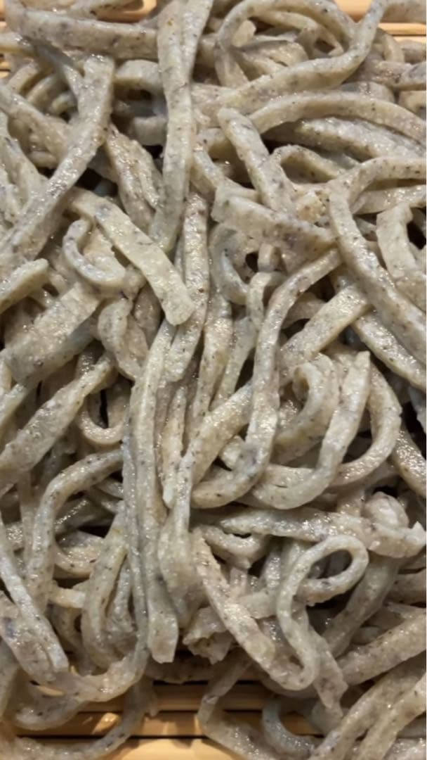 極粗でも切れにくいお蕎麦が打てる大理石のエンボスローラー‼️