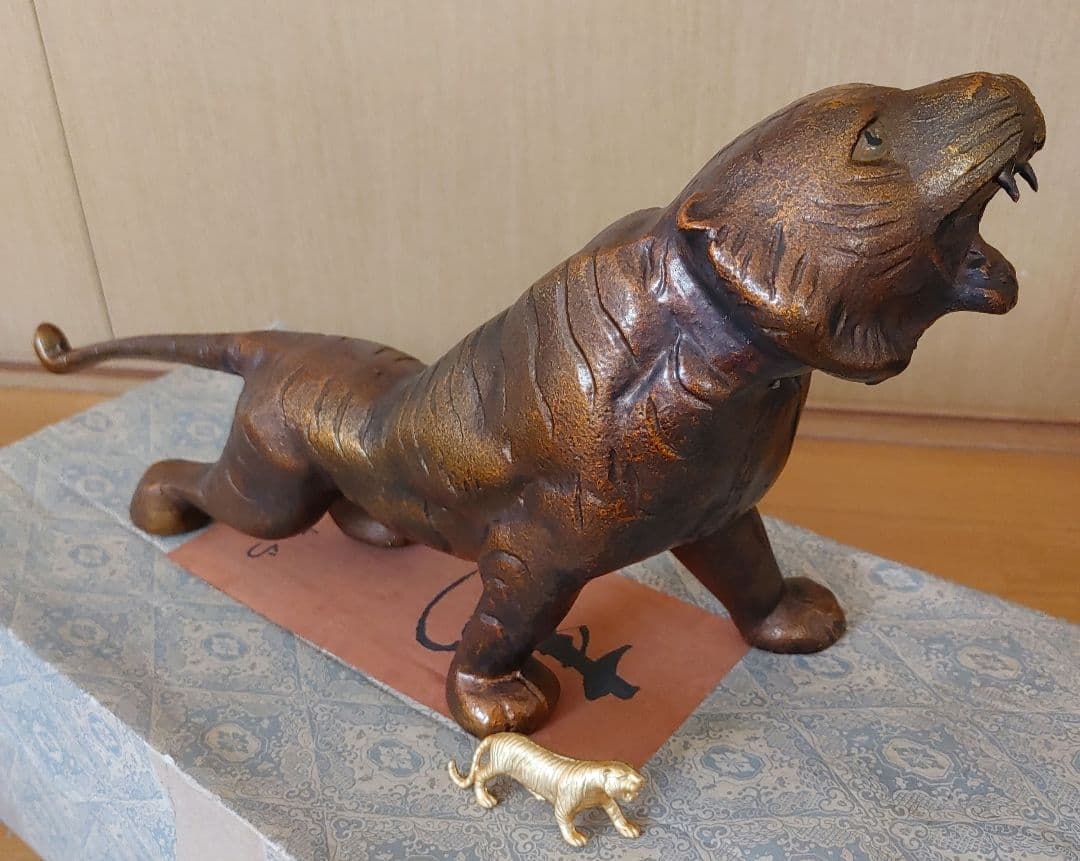 ブロンズ像 　虎　金属工芸　 置物　 オブジェ　　 アンティーク　 干支