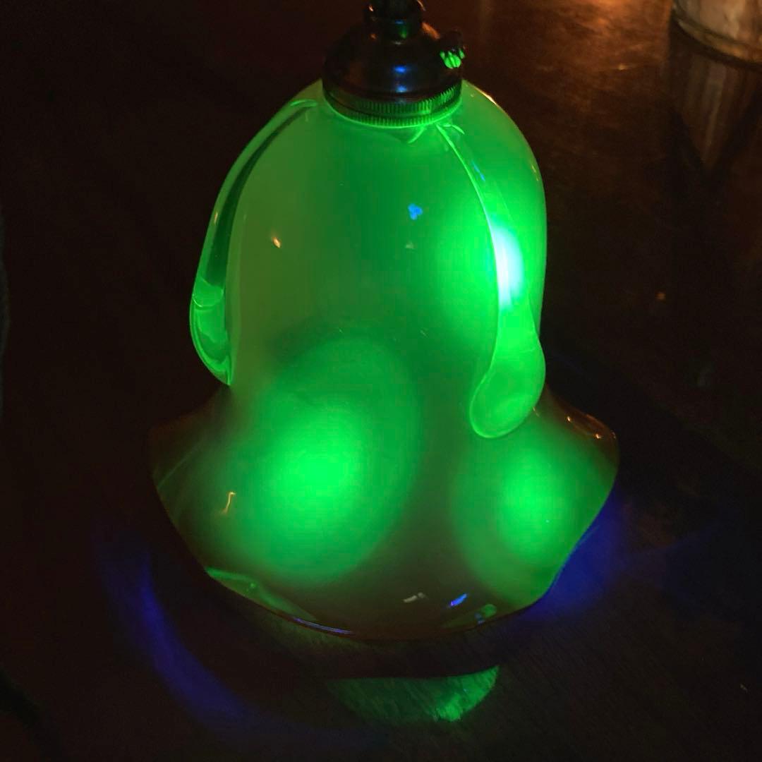 イギリス　1920年　ヴァセリン（ウラン）　ランプシェード　オパールセント