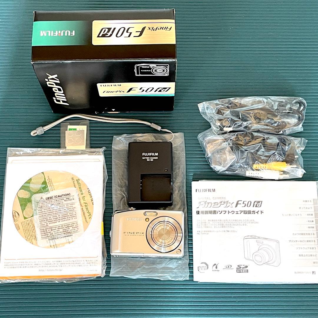 FUJIFILM FinePix F50fd 本体と付属品
