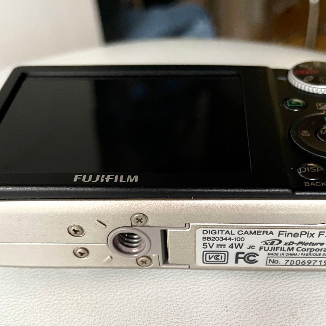 FUJIFILM FinePix F50fd 本体と付属品