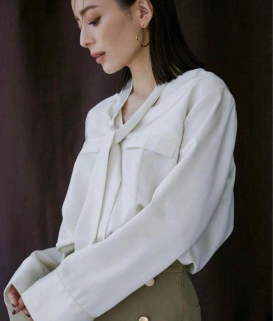 サテンVネックタイブラウス　anuans