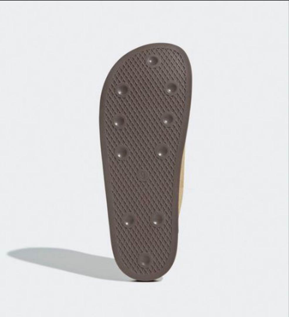 adidas ベージュ スエード サンダル