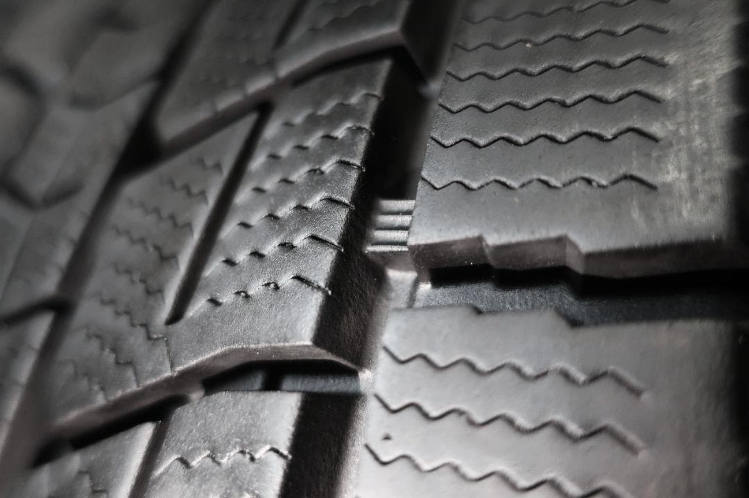 バリ山 2023年製 国産スタッドレス 235/60R18 T33エクストレイル