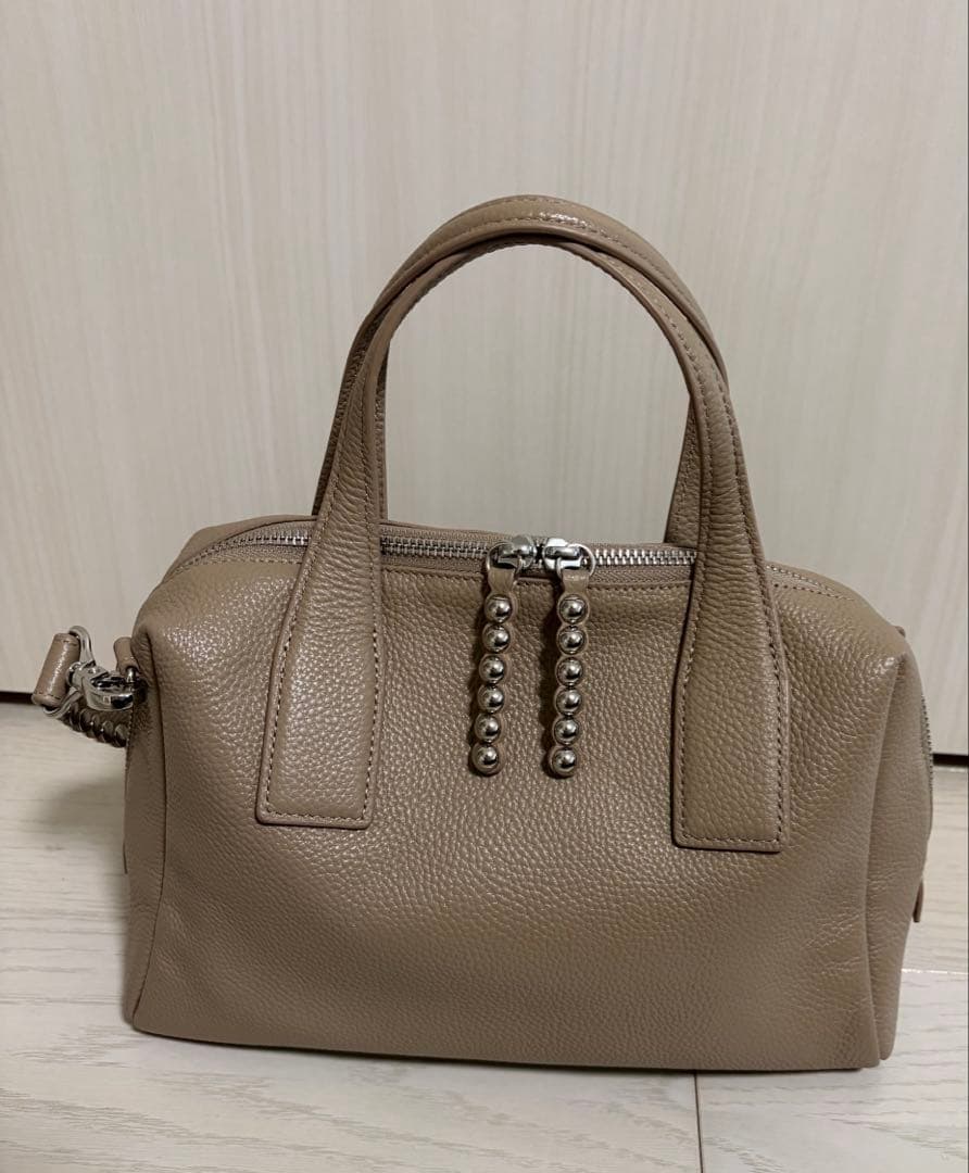 【ぎゅー】イアパピヨネ　スタッズボストンバッグ　トープ