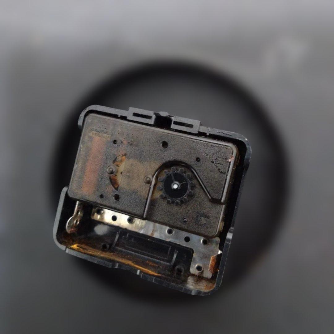 アンティーク風八角形木製時計（不動品）※絵柄　mg midget　※文字盤にmg