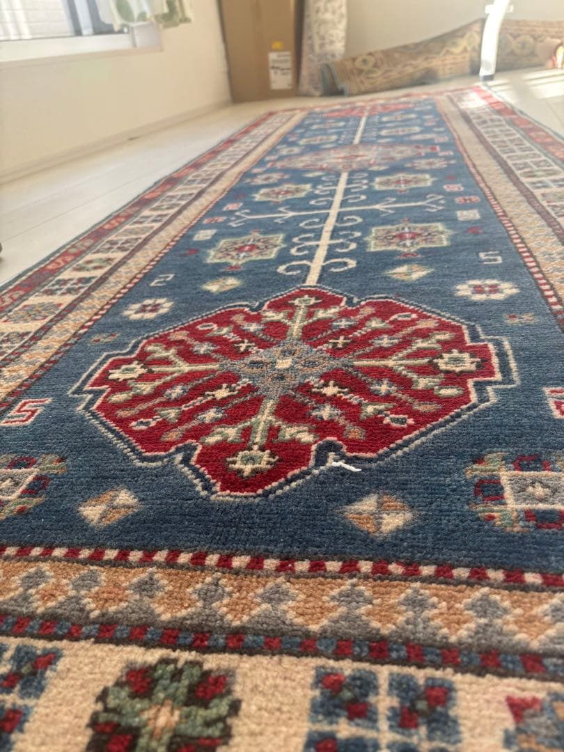 ウール手編みのアフガニオリエンタルデザインラグ 青と赤