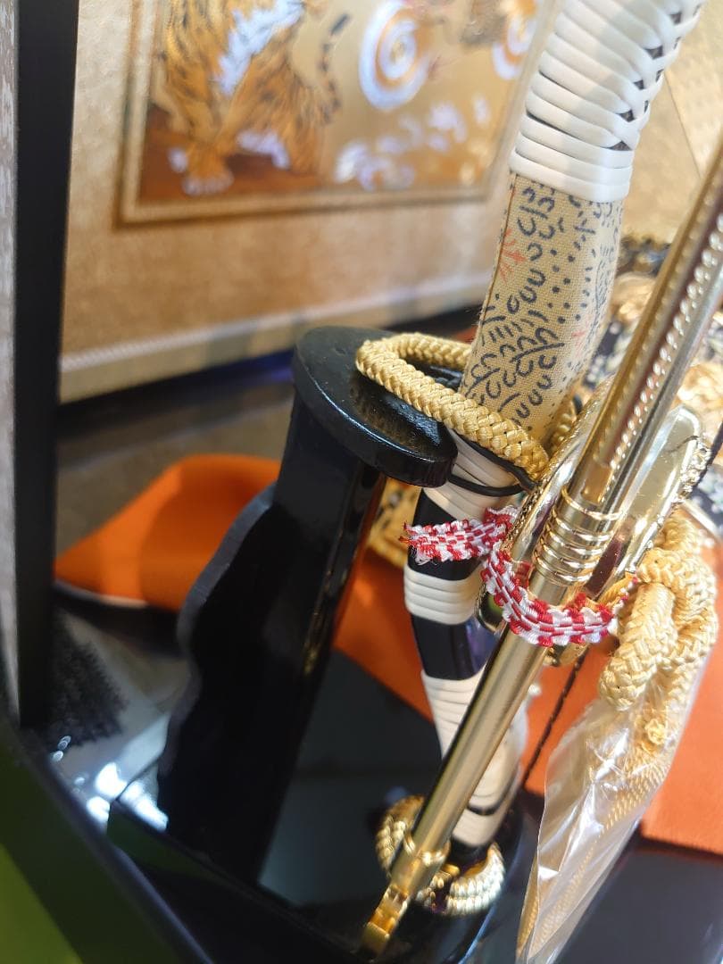 ●チコ●五月人形セット●正絹縅の金兜　彫金龍虎図収納飾り　赤茶色屏風台付