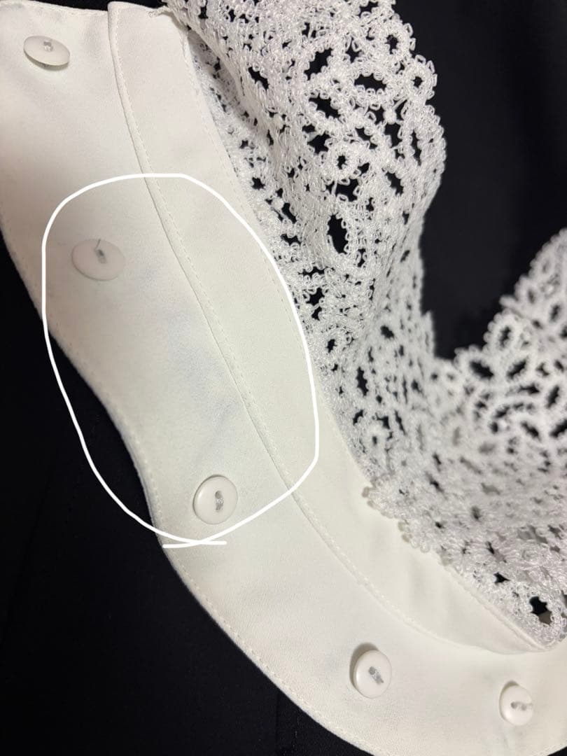 レース付き襟のブラックワンピース