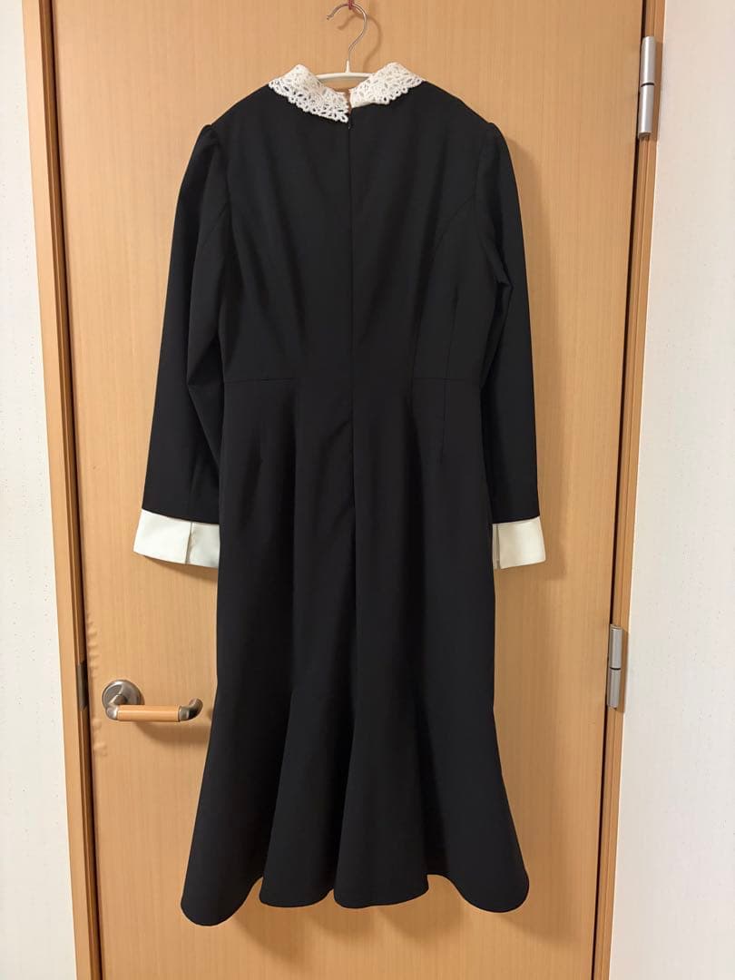 レース付き襟のブラックワンピース