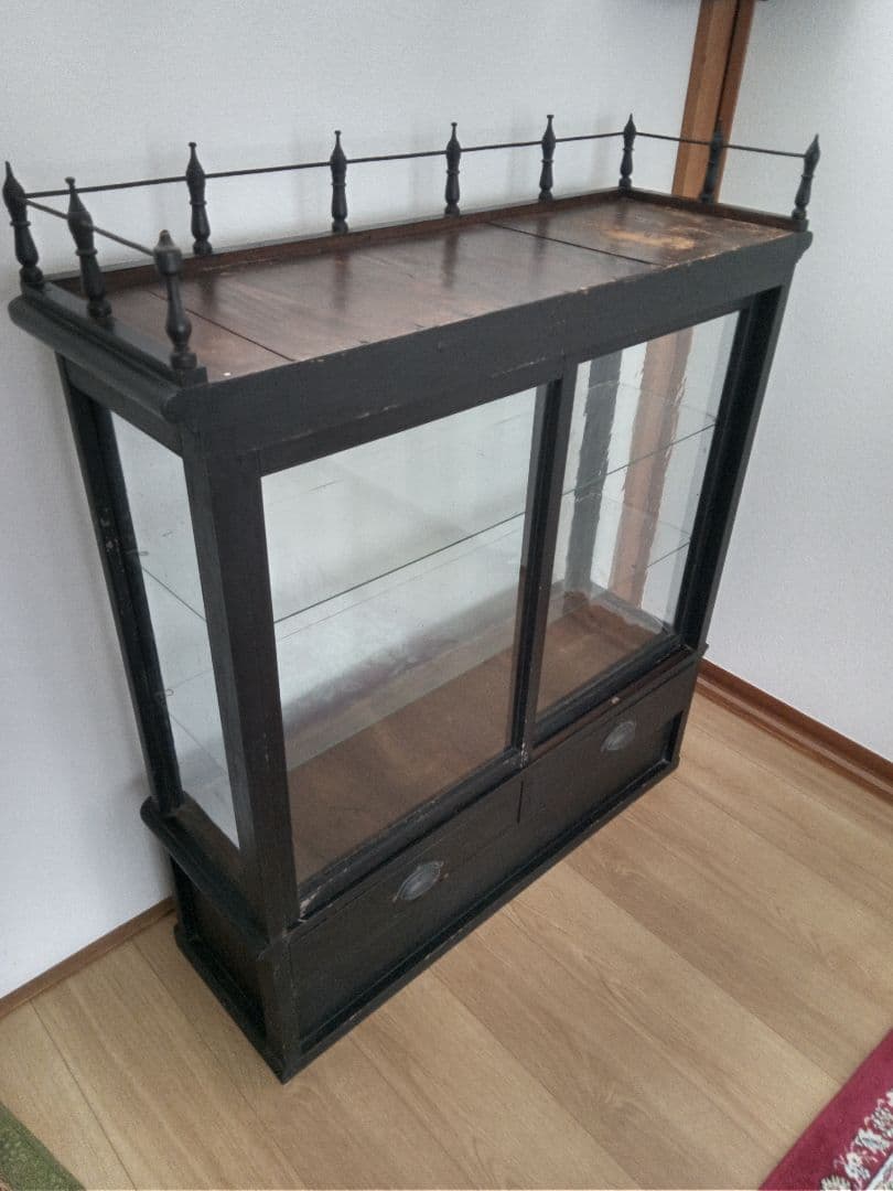 黒いガラス扉付きキャビネット