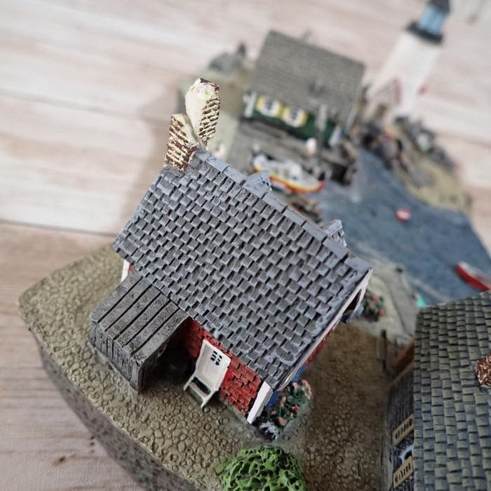 ダンバリーミント Fisherman's Cove ミニチュア灯台と漁村のセット