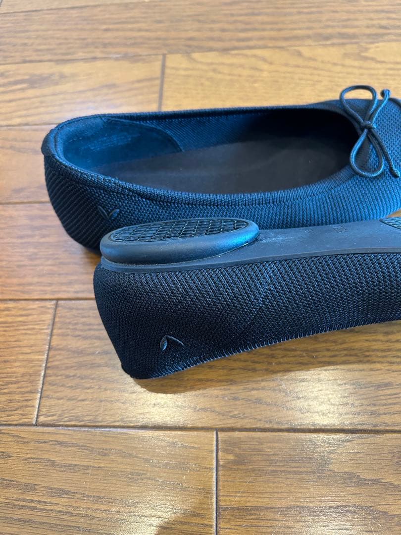 VIVIA ヴィヴァイア　ブラック アーモンドトゥフラットシューズ