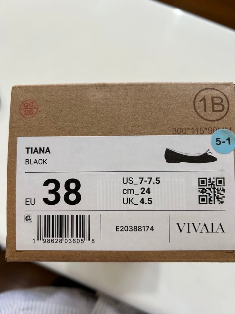 VIVIA ヴィヴァイア　ブラック アーモンドトゥフラットシューズ