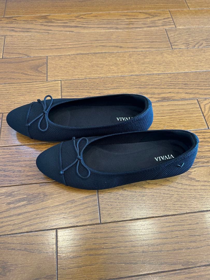 VIVIA ヴィヴァイア　ブラック アーモンドトゥフラットシューズ