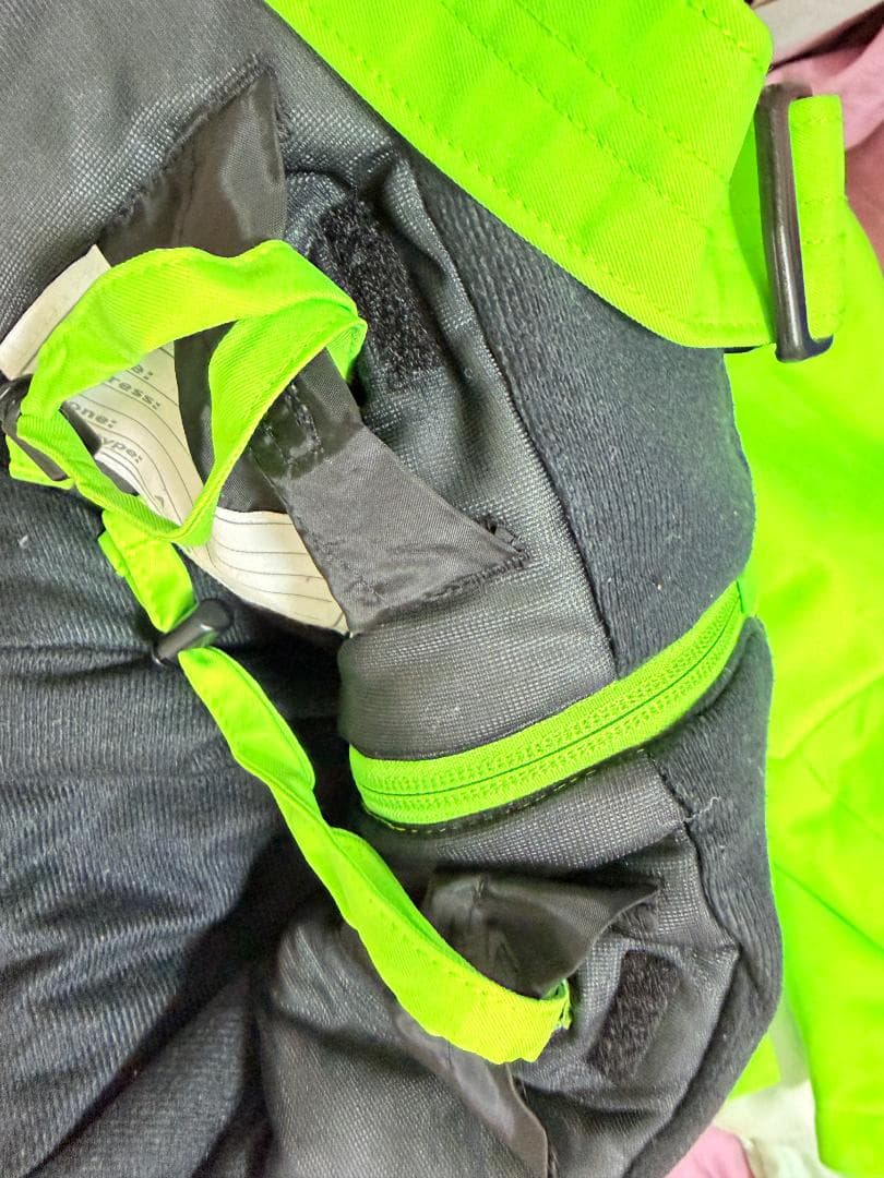 年末値引！美品　子ども用スキーウェアとスキーグロ－ブセット