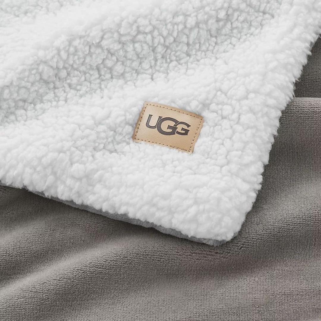 【新品未使用品】★UGG ★リバーシブル毛布★高級ブランケット★2色あり