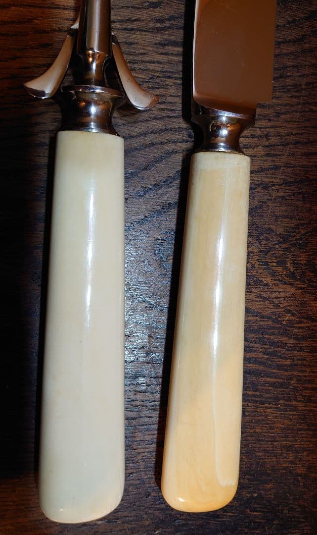 【アンティーク セイウチ製 】彫刻入ハンドル付ナイフとフォークの2点セット