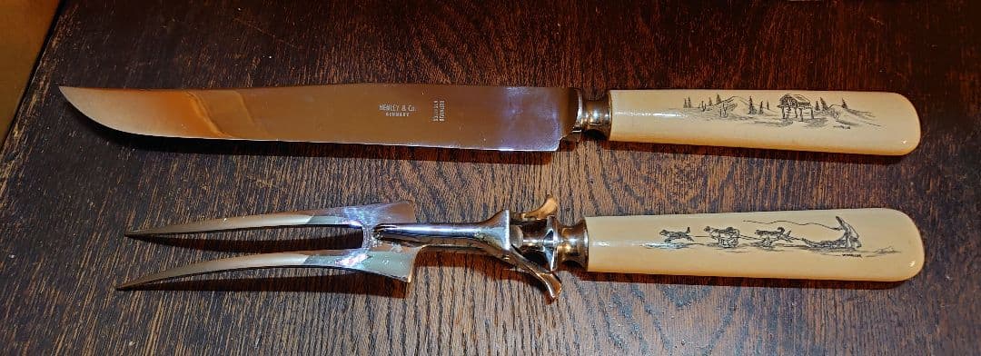 【アンティーク セイウチ製 】彫刻入ハンドル付ナイフとフォークの2点セット