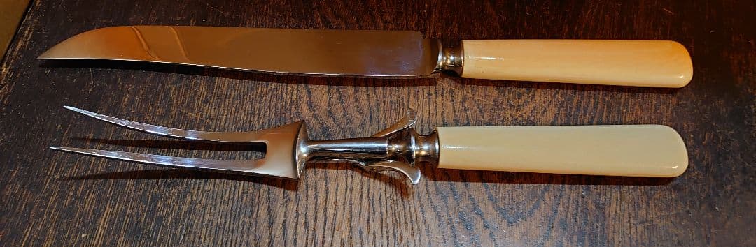 【アンティーク セイウチ製 】彫刻入ハンドル付ナイフとフォークの2点セット