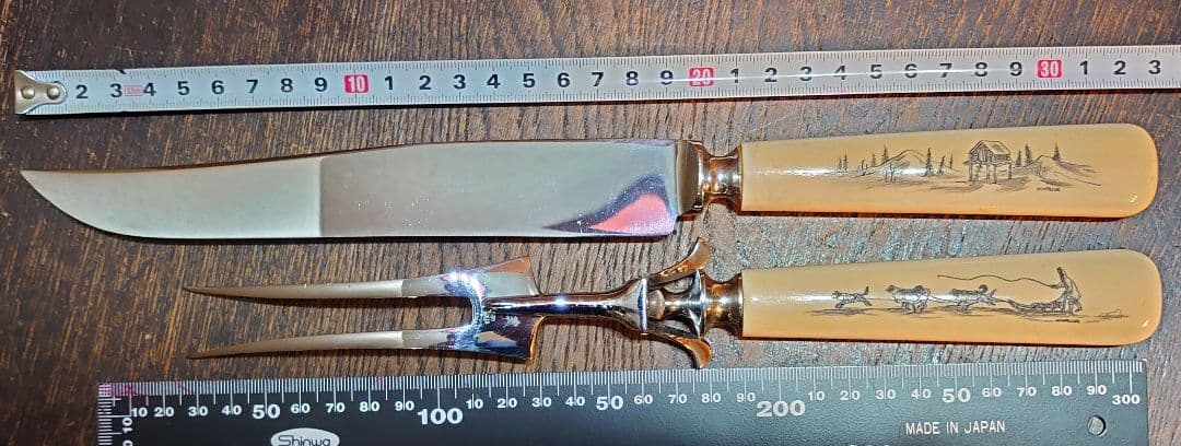 【アンティーク セイウチ製 】彫刻入ハンドル付ナイフとフォークの2点セット