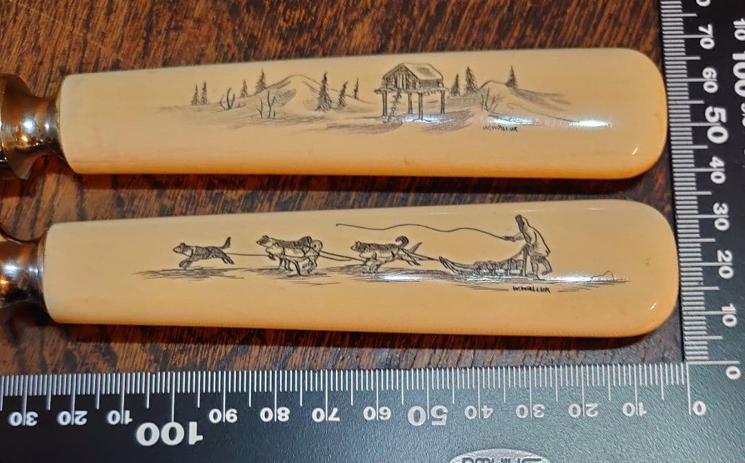 【アンティーク セイウチ製 】彫刻入ハンドル付ナイフとフォークの2点セット