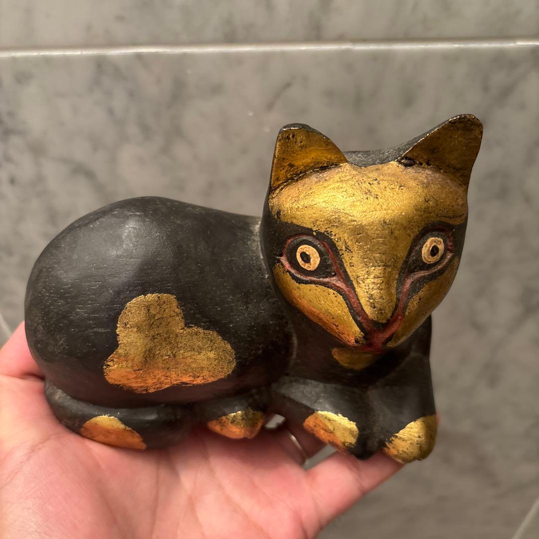 エジプトアンティーク　黄金に輝く木彫りのネコの彫刻オブジェ