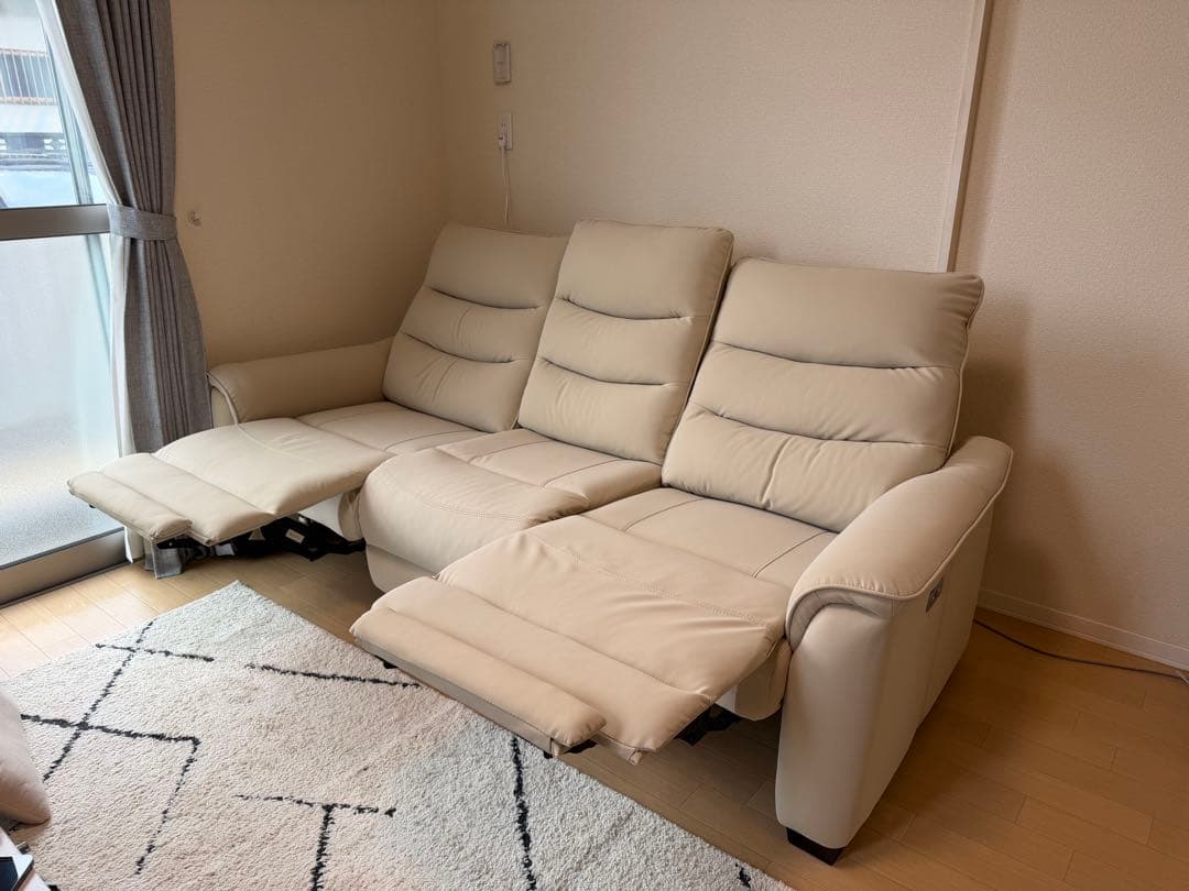 (直接引き取り限定)3人掛けテーブル付き電動リクライニングソファ