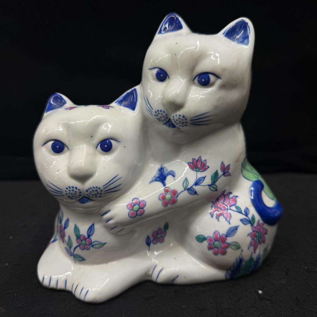 伊万里焼　花柄招き猫猫の置物 縁起物 商売繁盛 開運招福