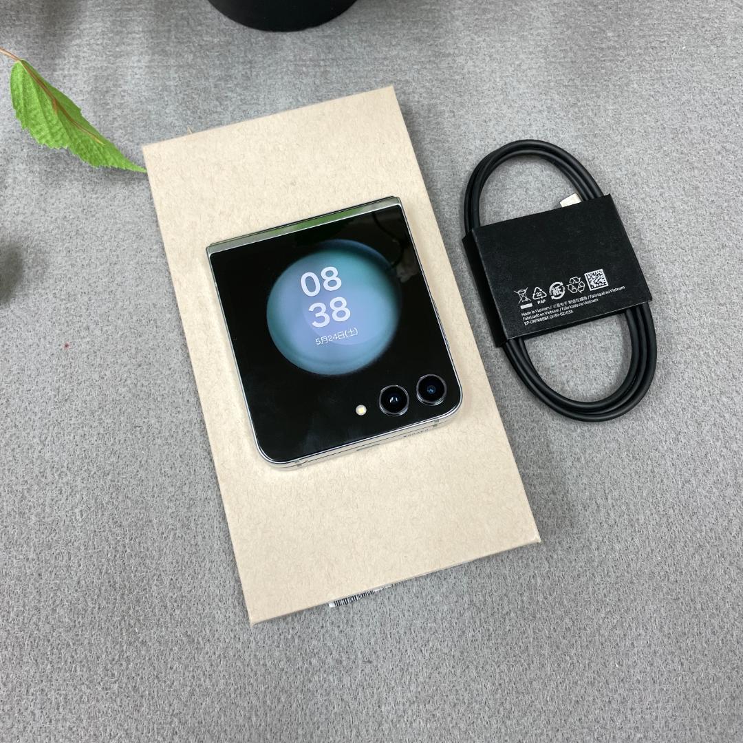 新品同様 Galaxy Z Flip5 256GB 国内版SIMフリー 送料無料
