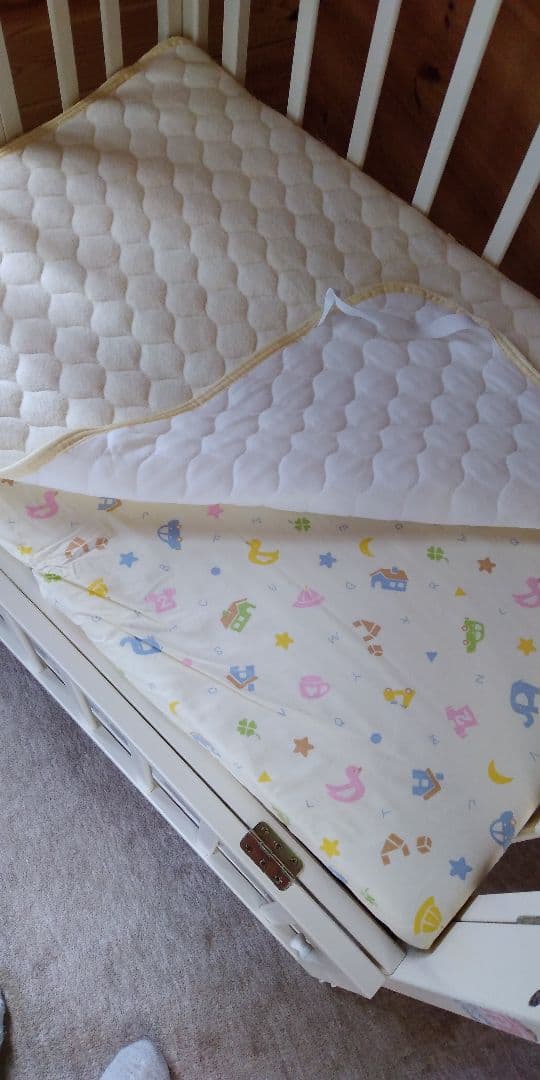 アイボリー木製ベビーベッド折りたたみ式