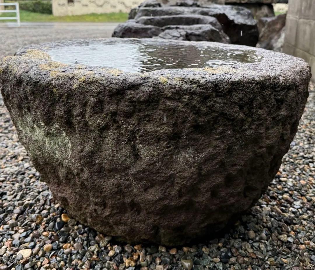 手彫りの天然石の手水鉢