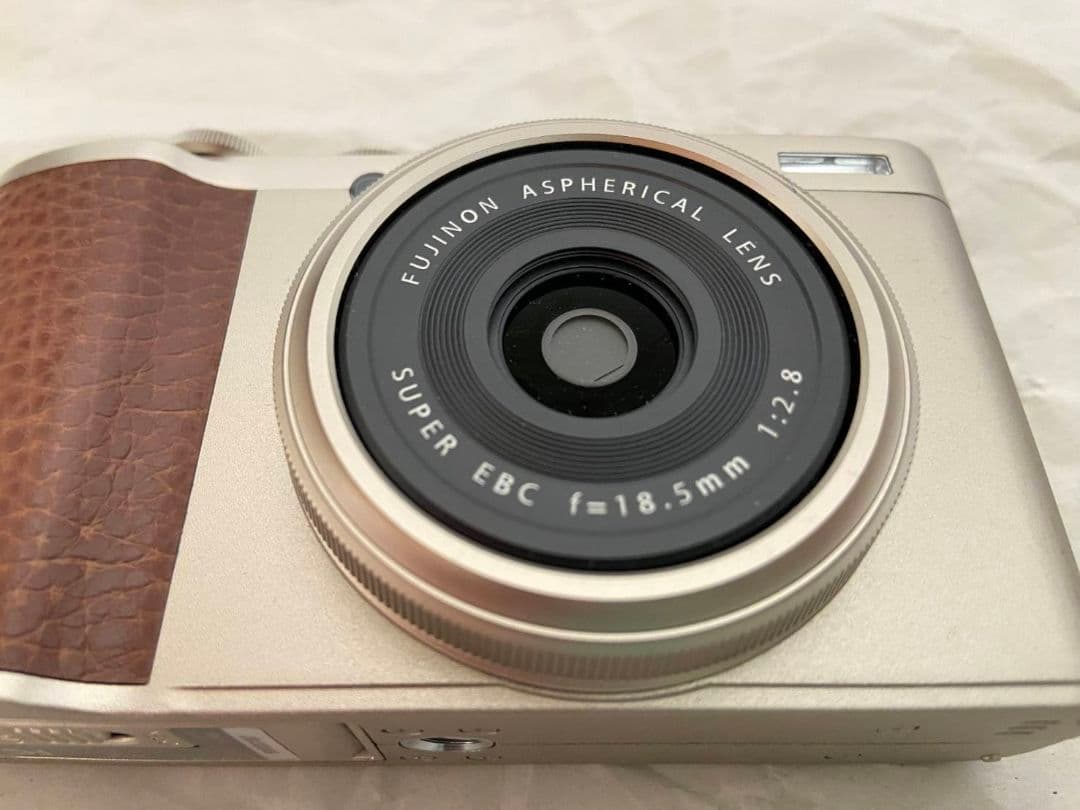 美品　富士フィルム　XF10　シャンパンゴールド（元箱付き）
