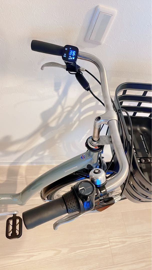 ブリヂストンの電動アシスト自転車、26インチ、ターコイズ。