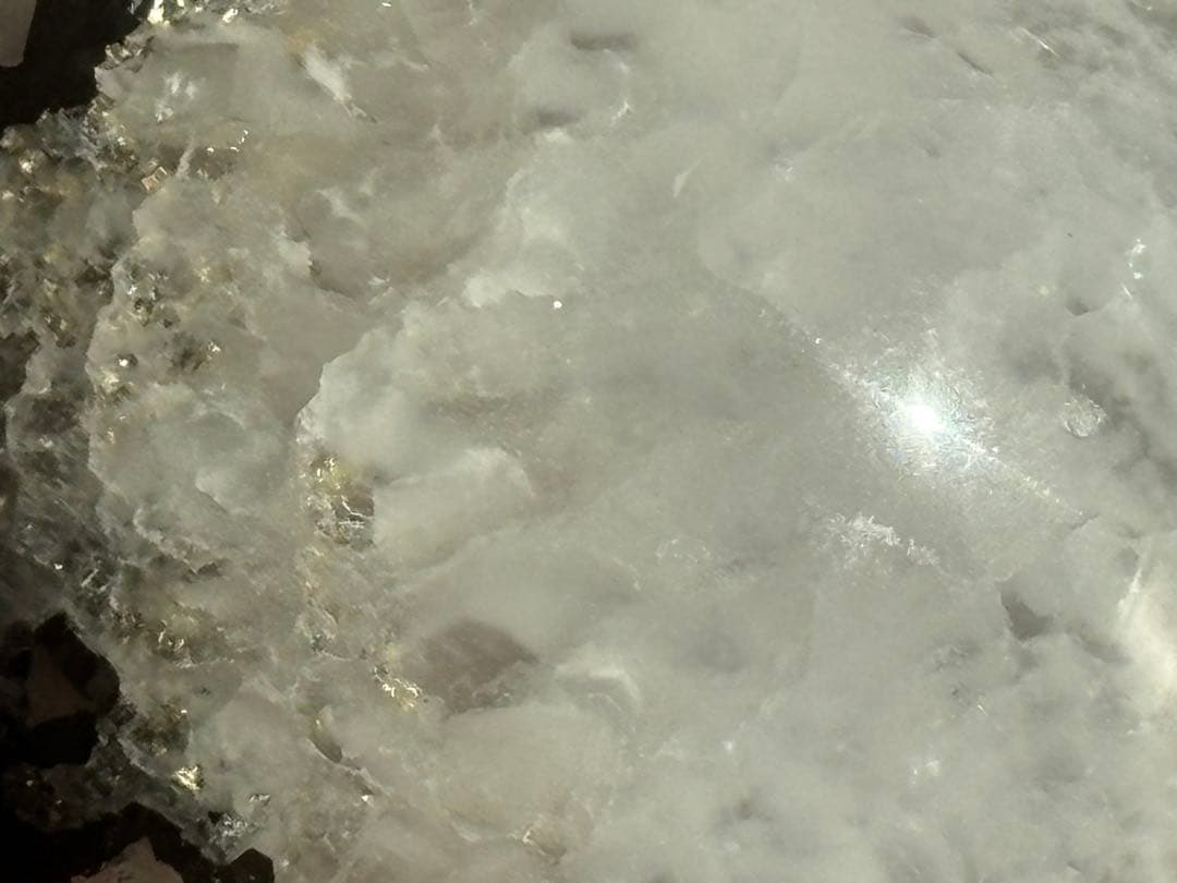 《虹きらめく＊セリサイトinフローライト（パイライト共生）》