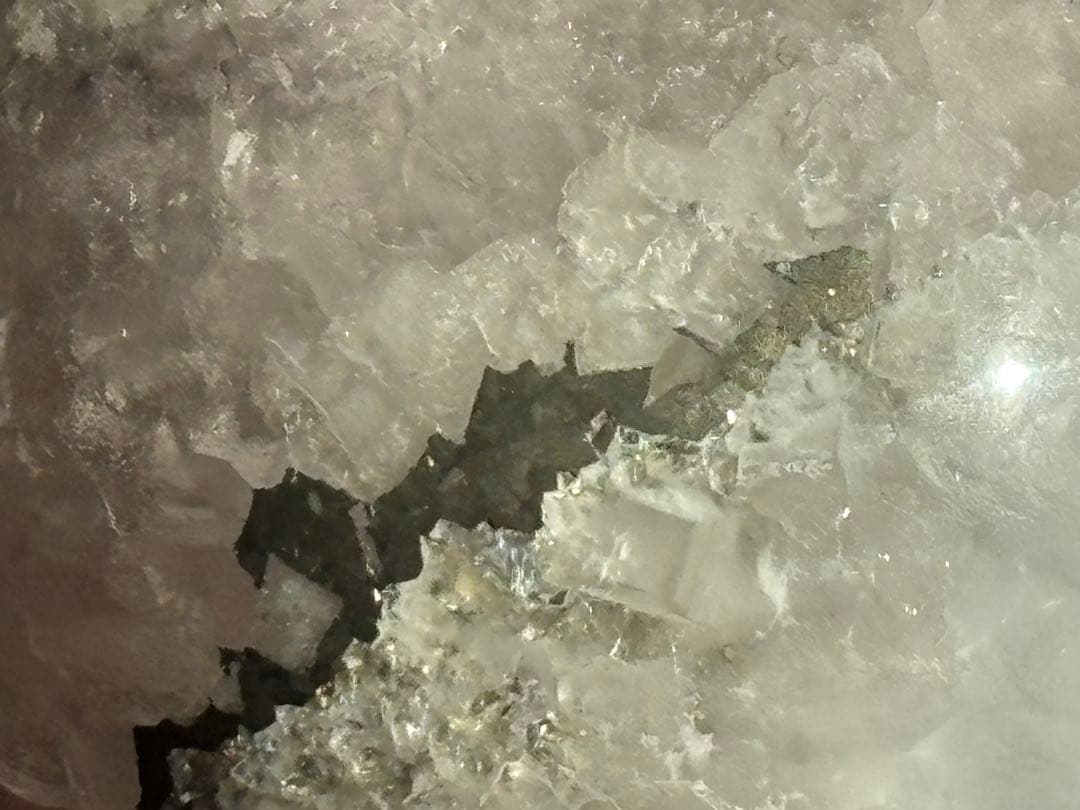 《虹きらめく＊セリサイトinフローライト（パイライト共生）》