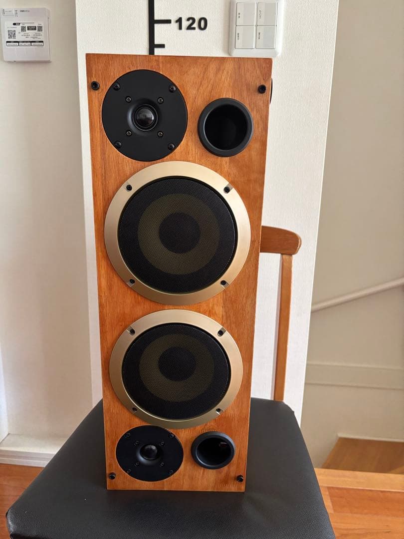 オーク材のスピーカー 高周波および低周波スピーカー