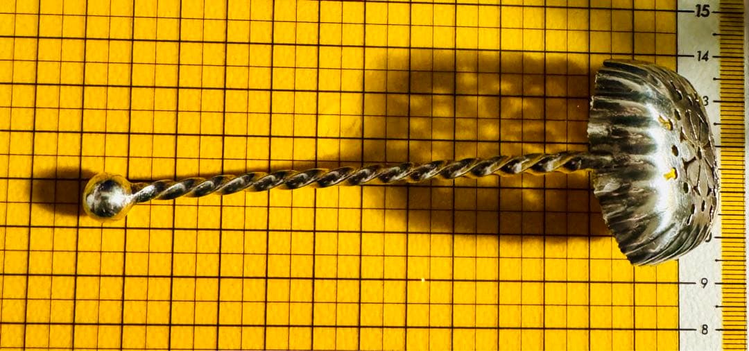 英国銀器　大振りのシフタースプーン　エリザベス女王の愛するスコーンとティータイム