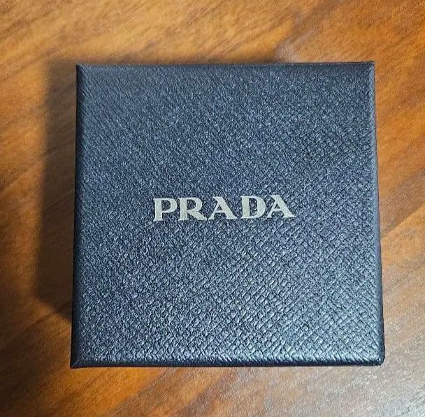 【限定値下げ】【新品未使用】PRADA サフィアーノ キーリング トライアングル