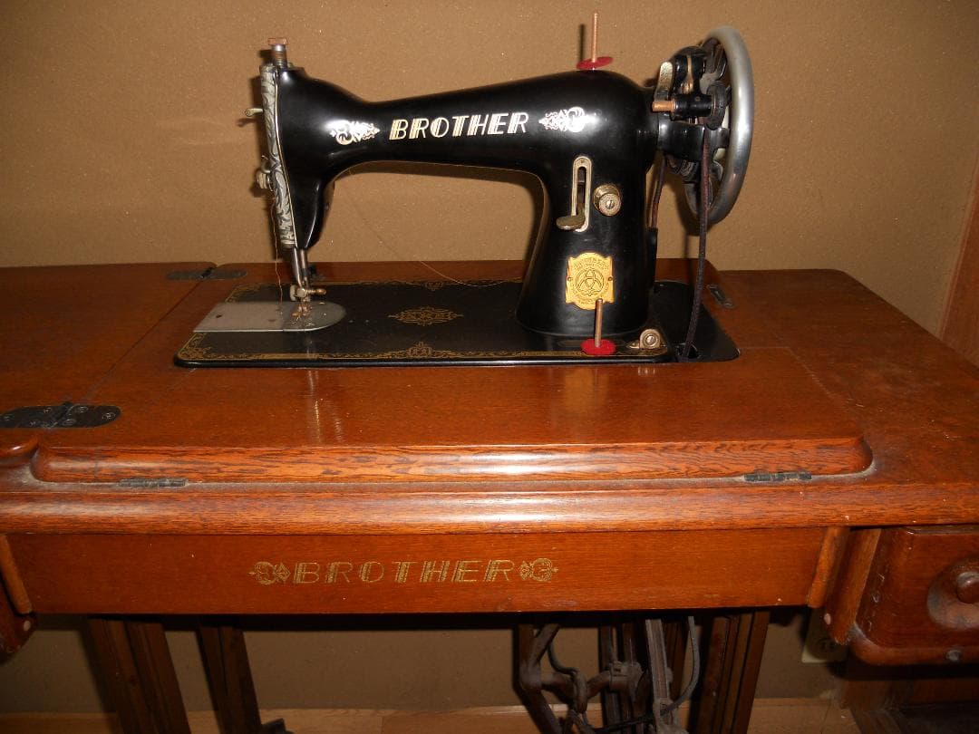 レトロ 足踏みミシン BROTHER ブラザー ミシン です。
