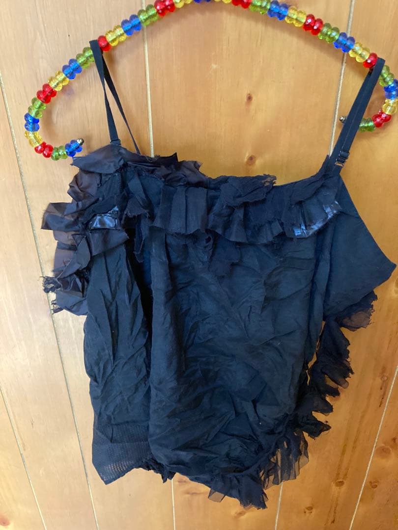 ato アトウブラック フリルキャミソール