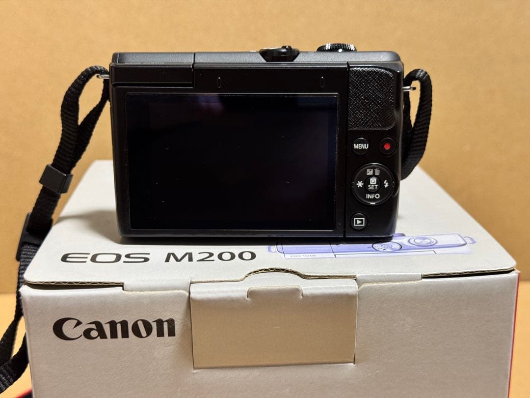 デジタルカメラ Canon EOS M200 & EF-M22mm F2 STM