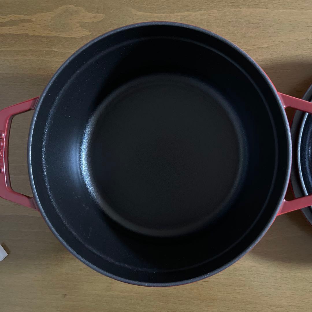 STAUB ココットラウンド鋳鉄製　赤色 両手鍋 22cm